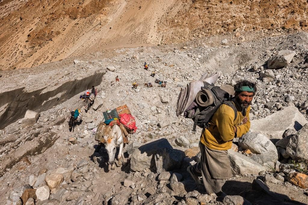 Lungo il ghiacciaio Baltoro. Foto Paolo Petrignani