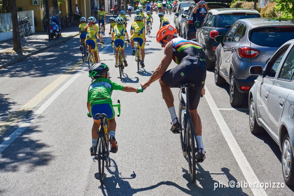 In sella per la promozione del ciclismo giovanili. Foto archivio Cipollini