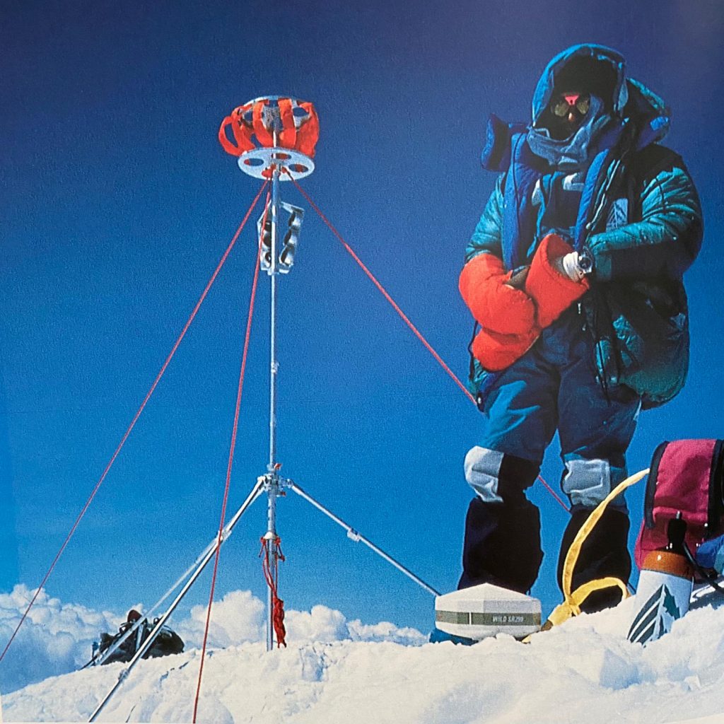 In vetta all'Everest per le misurazioni dell'altezza del tetto del Mondo 1992. Foto @ Benoit Chamoux - Quota 8000 