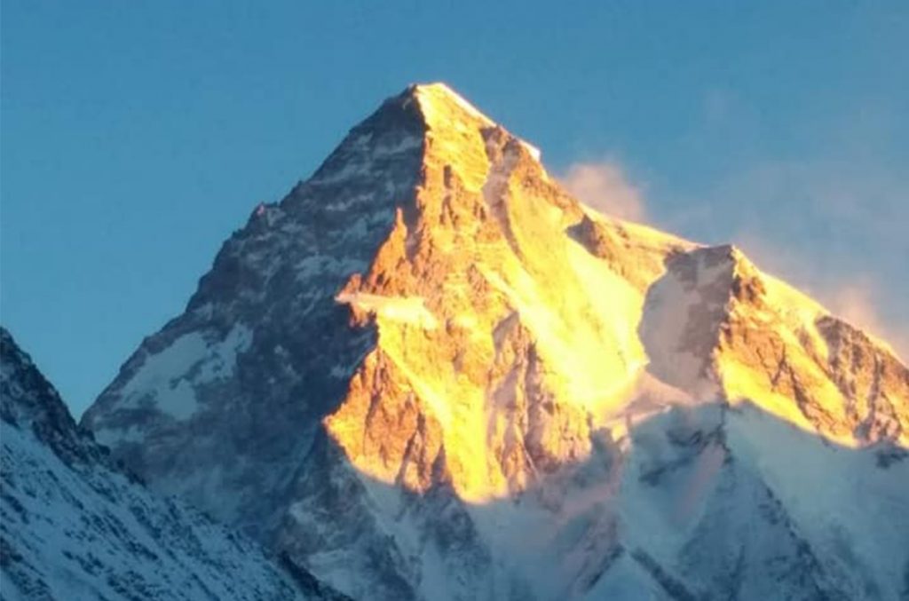 La piramide del K2 illuminata dai primi raggi del sole. 