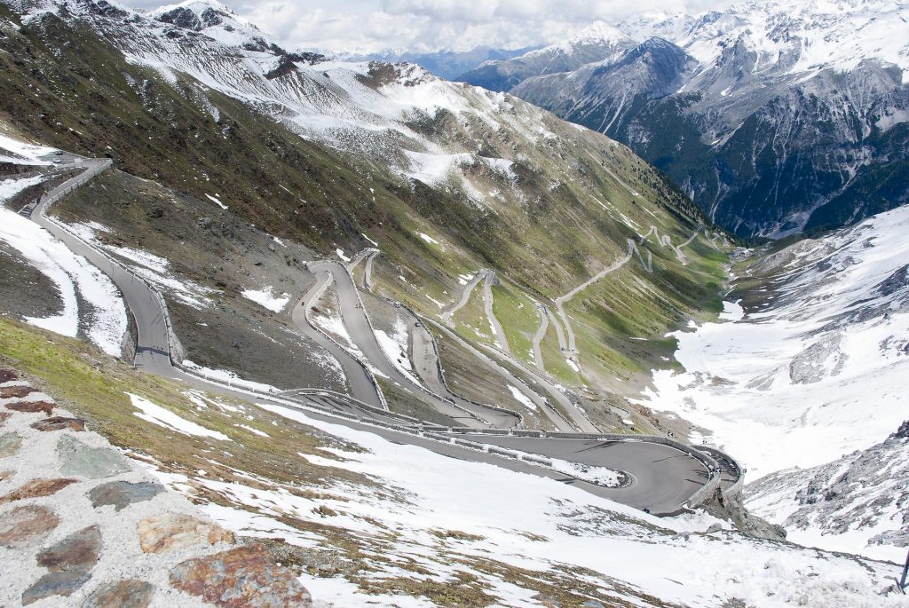 I tornanti dello Stelvio in veste invernale.