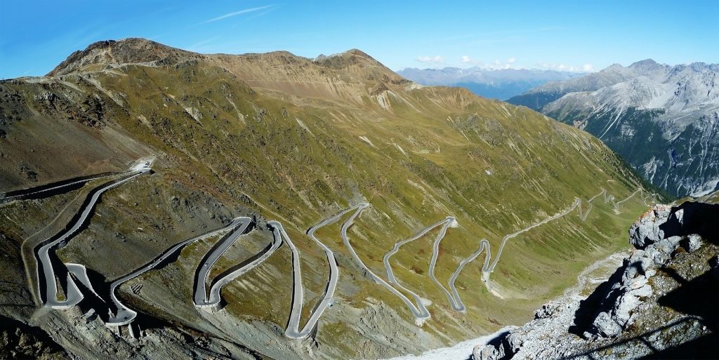 I tornanti dello Stelvio in veste estiva.