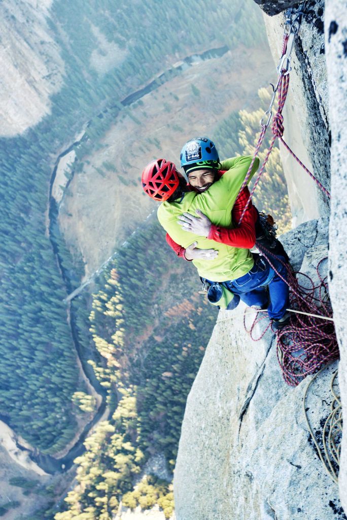 Tommy Caldwell e Kevin Jorgeson si abbracciano dopo aver completato la salita in libera della Dawn Wall