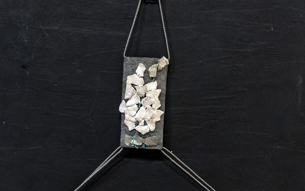 Massimo Tevarotto, Superficium (ciondolo), argento e acciaio, 5×11 cm + 2,5m cavo d’acciaio, 2019. Opera inclusa nella mostra “Altri Dardi”, Forte di Monte Ricco, a cura di G. D’Incà Levis, estate 2019. Foto: Giacomo De Donà