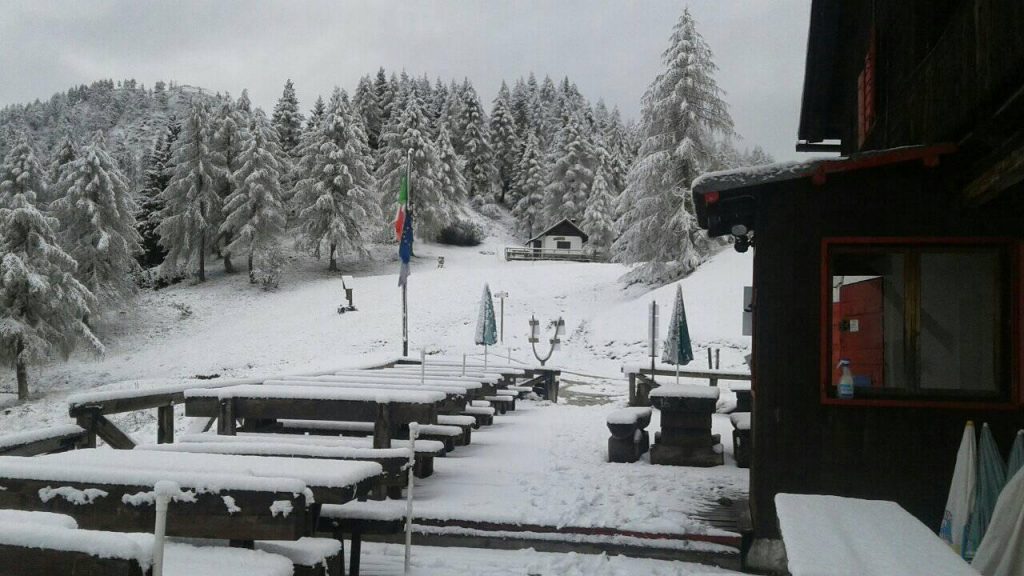 La neve di settembre - Foto FB Rifugio Antelao
