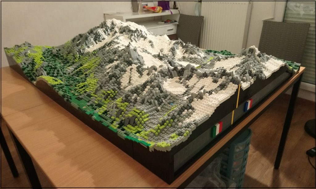 Una visione d'insieme del massiccio del Monte Bianco in versione LEGO - Foto FB Sébastien Cuomo