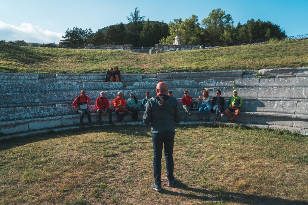 Visitando il teatro di Pietrabbondante. Foto Sara Furlanetto/Va' Sentiero
