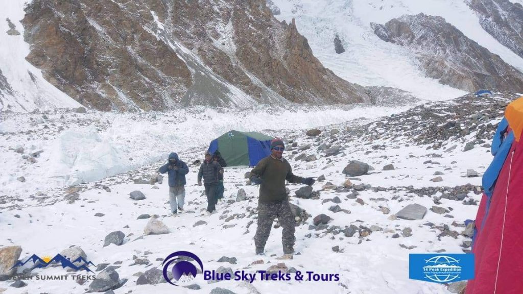 Stagione 2020/21. Materiale della Seven Summit Treks già al CB del K2. 