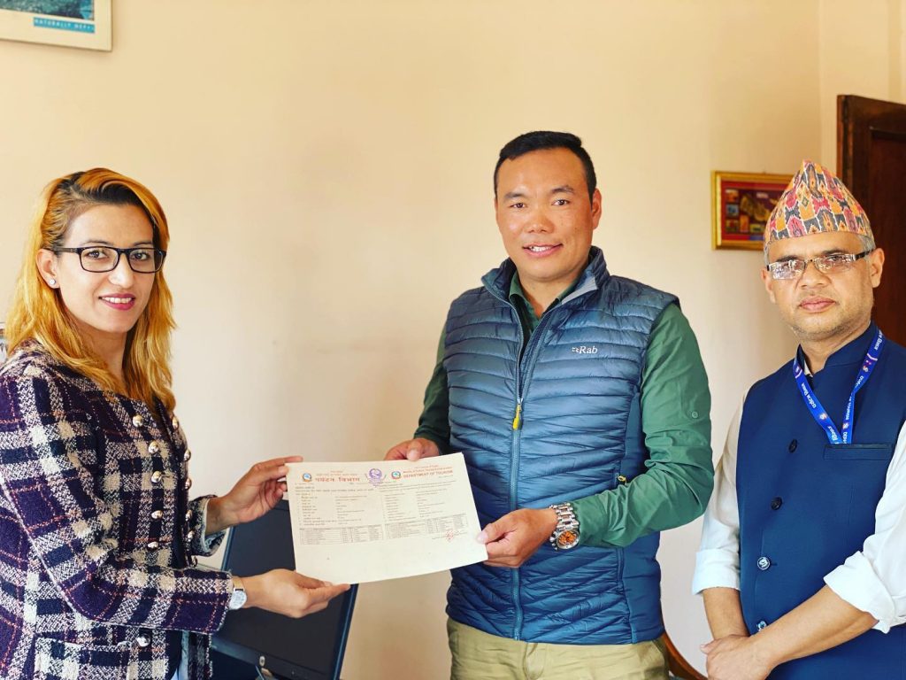 Ritiro dei permessi per Dawa Sherpa, manager della SST