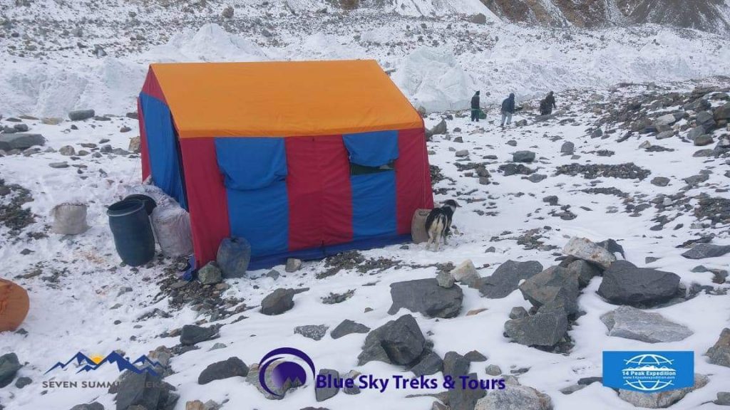 Stagione 2020/21. Materiale della Seven Summit Treks già al CB del K2. 