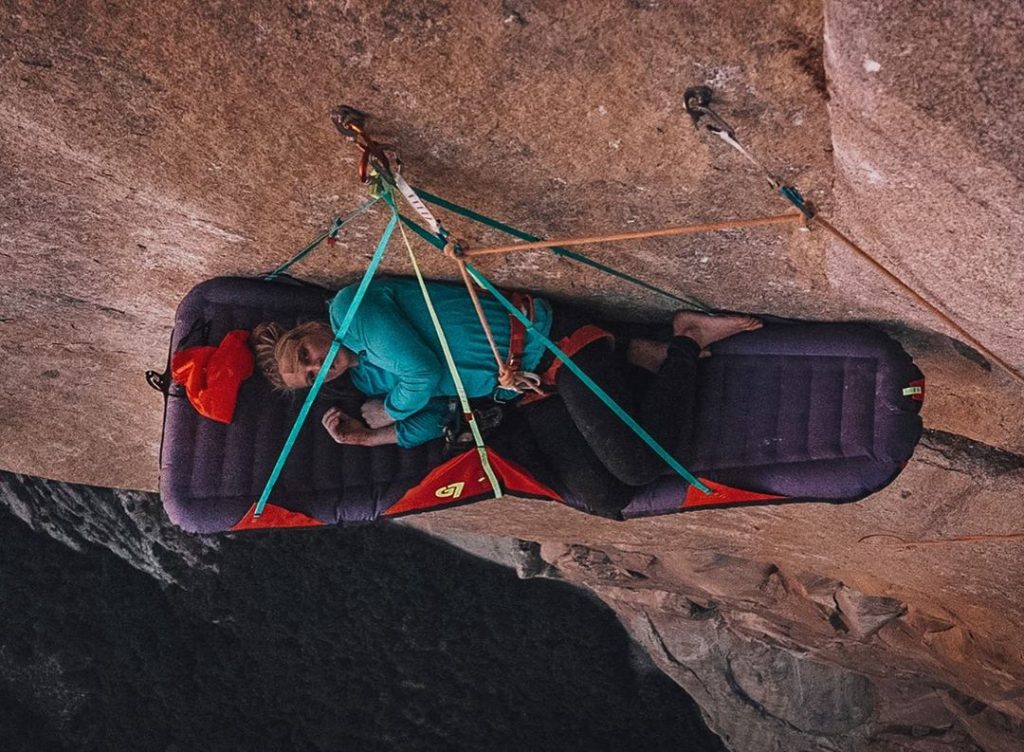 Bivacco in parete - Foto Instagram Emily Harrington