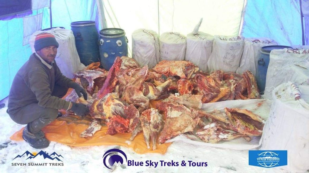 Stagione 2020/21. Materiale della Seven Summit Treks già al CB del K2. 