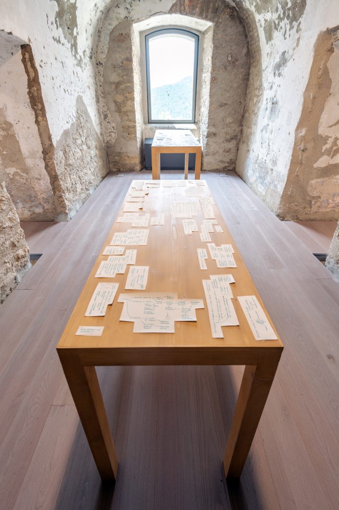 Francesco Nordio, Nell’ecosistema, 2019, penna su carta Repap di Paper & People, due tavoli in abete, 60×170 cm. e 60×150 cm. Opera inclusa nella mostra “To be Here and There”, Forte di Monte Ricco, a cura di G. D’Incà Levis e Evelyn Leveghi, giugno 2019. Foto Giacomo De Donà.