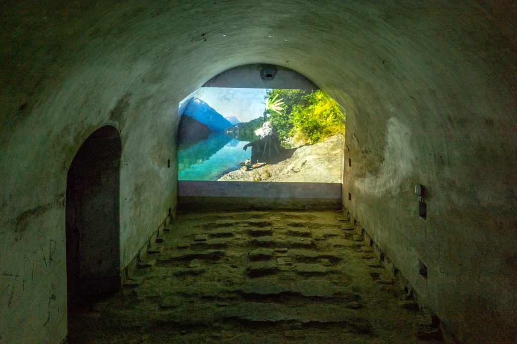 Corinne Mazzoli, L’uomo al limite, 2019, video, 11’48’’. Opera inclusa nella mostra “To be Here and There”, Forte di Monte Ricco, a cura di G. D’Incà Levis e Evelyn Leveghi, giugno 2019. Foto Giacomo De Donà.