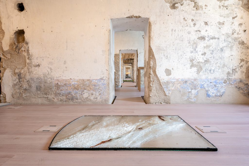 Luana Bisesti, Geografie del vento, 2019, infisso e vetro, gelée di fragole di bosco, lamponi, ciliegie, albicocche, pesche, arnica e camomilla, 162,5 x 93 cm. Opera inclusa nella mostra “To be Here and There”, Forte di Monte Ricco, a cura di G. D’Incà Levis e Evelyn Leveghi, giugno 2019. Foto Giacomo De Donà.