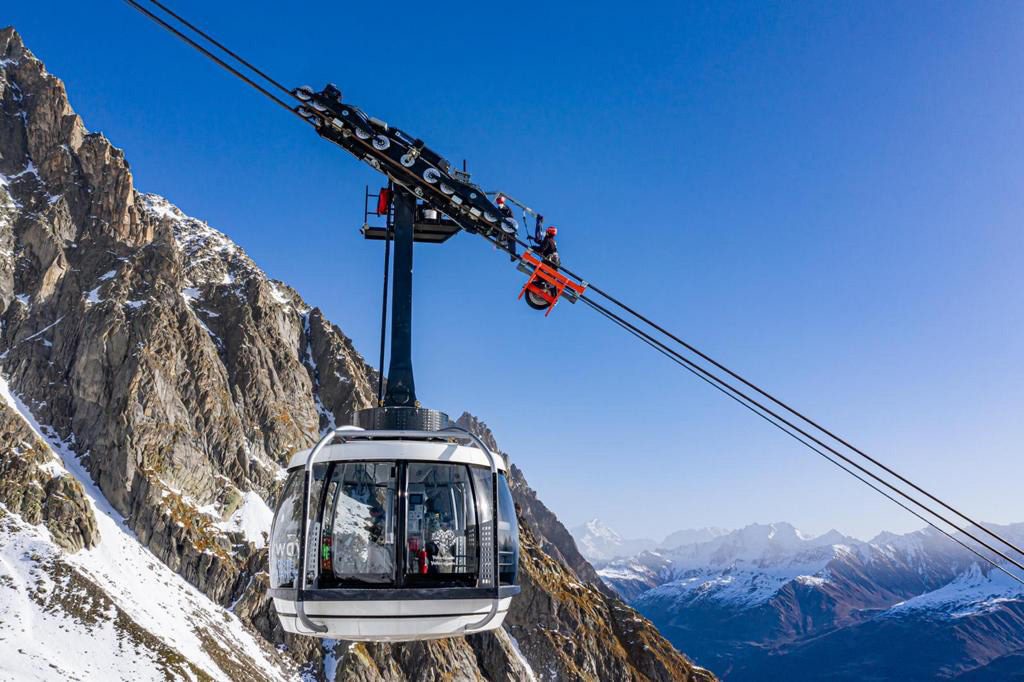 Lavori in quota - Foto ANSA/ UFFICIO STAMPA SKYWAY MONTE BIANCO