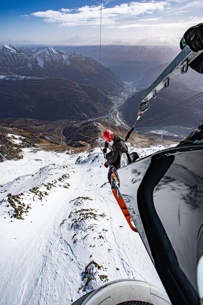 Addetti alla manutenzione sospesi a 100 m da terra - Foto ANSA/ UFFICIO STAMPA SKYWAY MONTE BIANCO