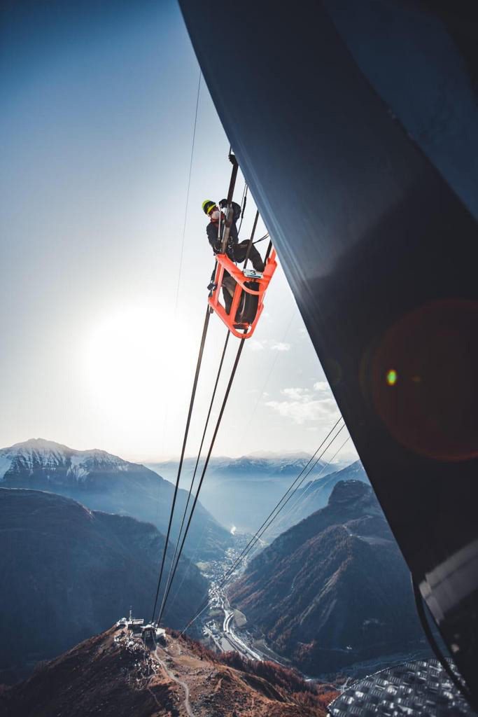Addetti alla manutenzione sospesi a 100 m da terra - Foto ANSA/ UFFICIO STAMPA SKYWAY MONTE BIANCO