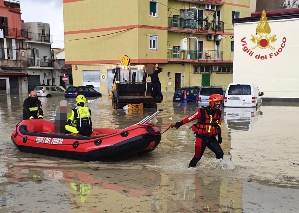 Alluvione a Crotone - ANSA/ VIGILI DEL FUOCO 