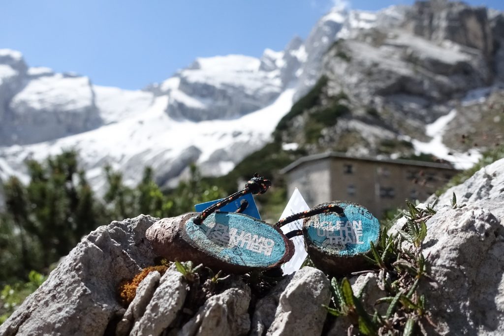 I ciondoli solidali creati dal legno degli alberi schiantati da Vaia.