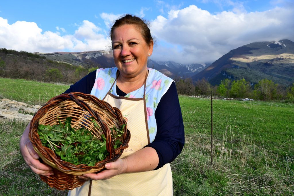 Decontra, Marisa raccoglie le erbe selvatiche