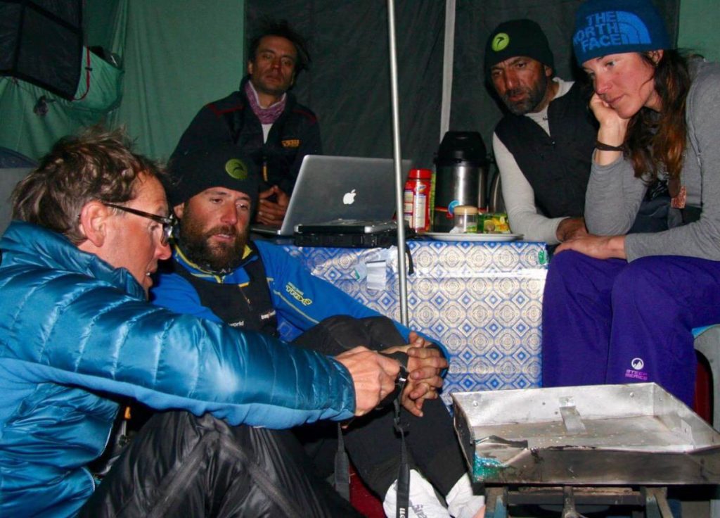 Nanga Parbat. Simone Moro e Alex Txikon insieme. Dietro Daniele Nardi, Ali Sadpara e Tamara Lunger