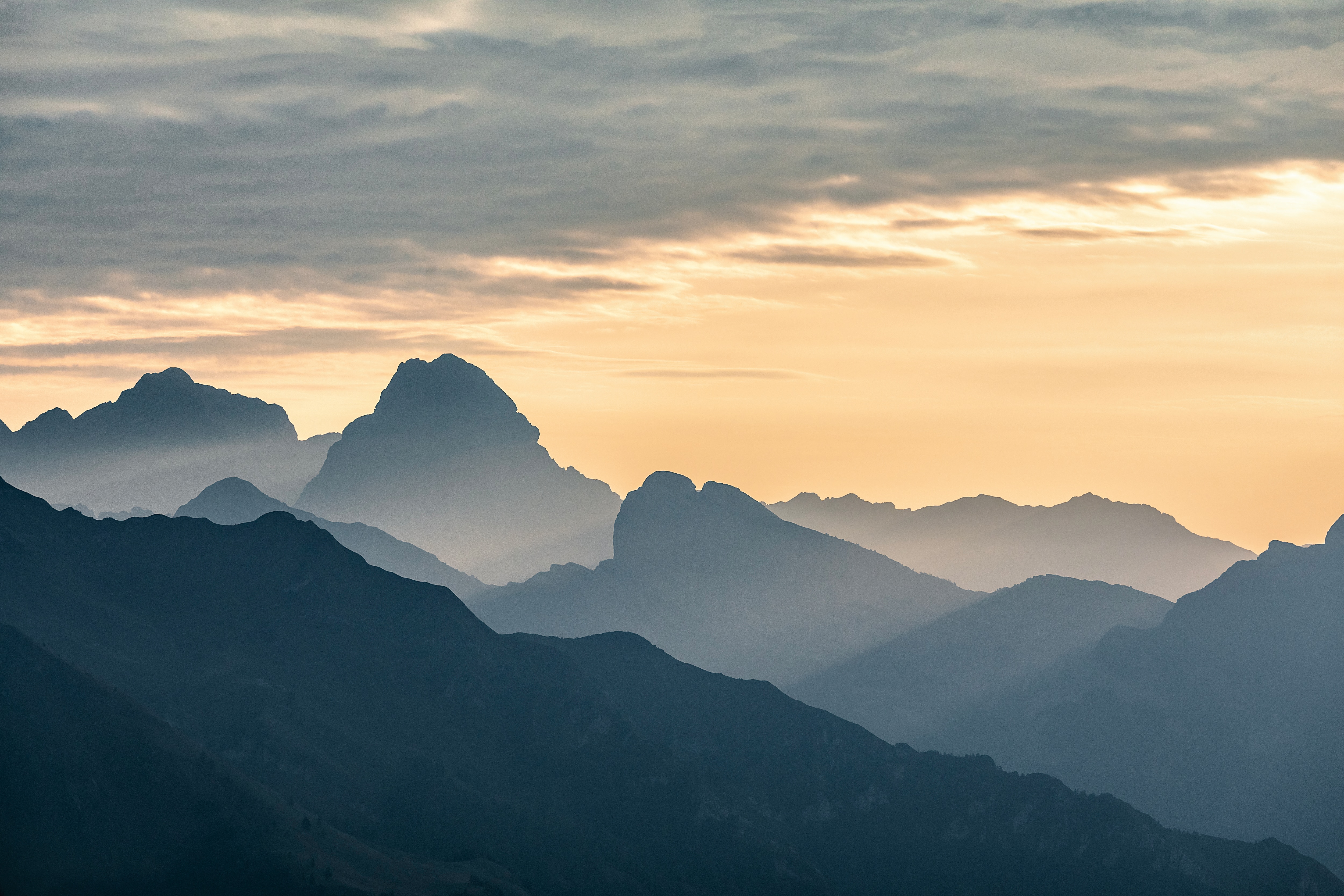 Il sole sorge sulla Cima dei Preti (2706 m), a sinistra, e sul Monte Duranno (2652 m), alla sua destra, nelle Dolomiti d’Oltre Piave, o Friulane. Dal libro “Dolomiti. Viaggio fotografico tra i Monti Pallidi”. Foto @ di M. Geremetta