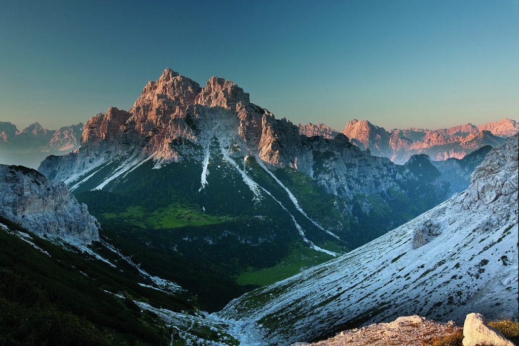 Alta via delle Dolomiti Bellunesi: la Cima di Pramper (2409 m) e quella di Pramperet (2337 m) viste dalla Portela del Piazedel (2097 m), sul sentiero che collega i rifugi Pramperet e Bianchet. Foto @ Tommaso Forin