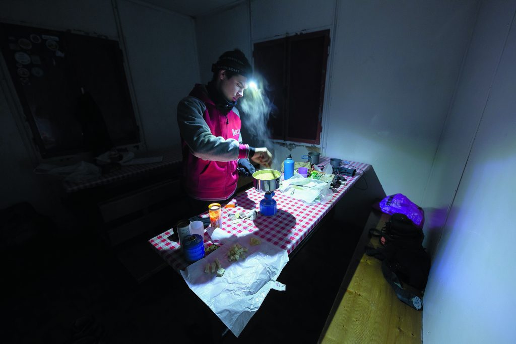 Il momento della cena) ai piedi del Piz di Sagron (2485 m). Foto @ T. Forin