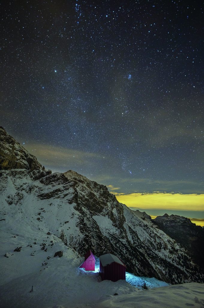 Le due strutture in lamiera del bivacco Feltre-Walter Bodo. Foto @ T. Forin