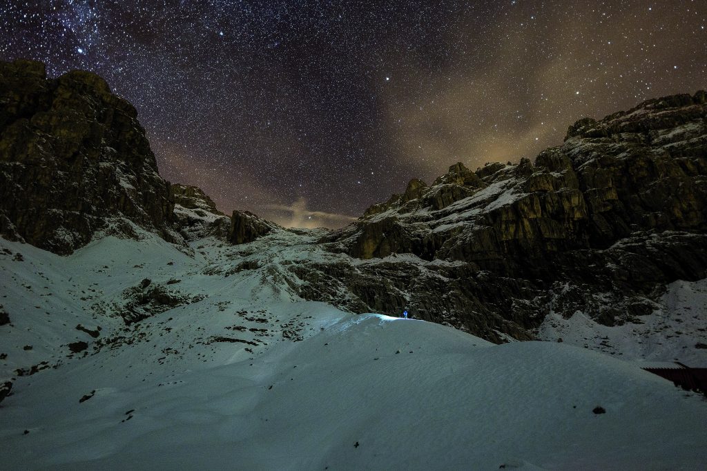Il cielo stellato sulle verticalità del Gruppo del Cimonega (Alpi Feltrine). Evidenziato dalla luce, il bivacco Feltre-Walter Bodo (1930 m). Foto @ T. Forin
