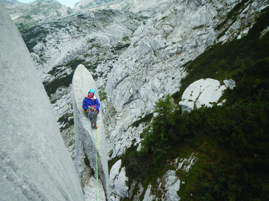 una comoda “sosta” arrampicando sulla struttura chiamata Alpagoda, in Val Salatis (Alpago). Foto @ L.Vallata