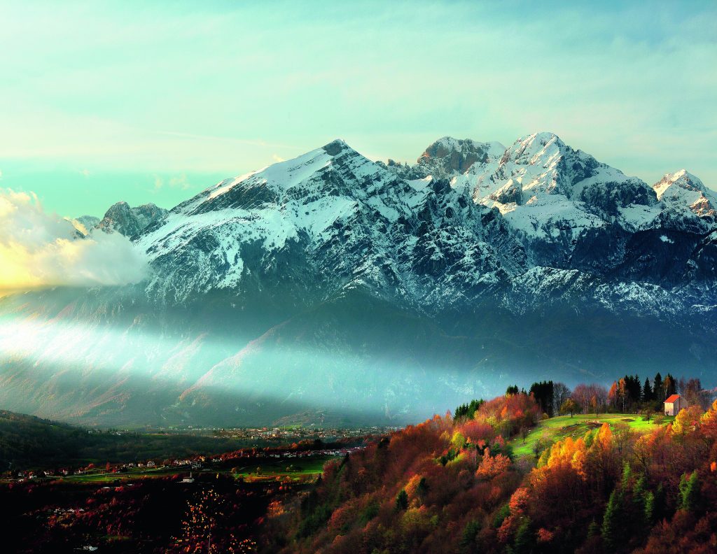 Alpago, il promontorio del Malolt, tra Puos e Tambre, mentre sullo sfondo la prima neve imbianca la Schiara. Foto @ Francesco Galifi