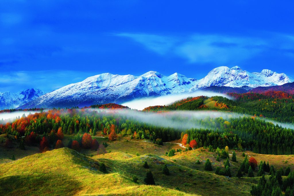 Nel numero di Montagne si scoprirà la corona di montagne attorno alla Valbelluna.
La porzione sudorientale è occupata dal Gruppo Col Nudo-Cavallo, che con il Gruppo del Visentin
forma la Catena Cavallo- Visentin, si allunga sul confine tra Veneto e Friuli, chiuso dalla Valcellina a est e abbracciando l’Alpago e la Foresta del Cansiglio a sud. Montagne dalla quota modesta, culminanti sui 2471 metri del Col Nudo,
che rientrano nelle Prealpi Bellunesi, come anche
il Massiccio del Grappa. Cime selvagge e solitarie, nonostante la vicinanza con i fondovalle, una caratteristica che le accomuna alle vette a nord della Valbelluna: il Gruppo
della Schiara, nelle Dolomiti di Zoldo,
il Gruppo dei Feruc
(con il Pizzon e i Monti del Sole) e le Alpi Feltrine (Cimonega, Pizzocco
e Vette Feltrine), nelle Dolomiti di Feltre e delle Pale di San Martino.