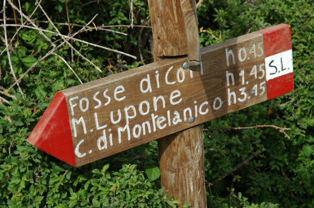 Un cartello sui Lepini