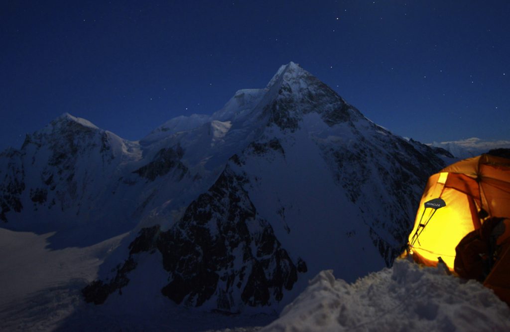 Il Broad Peak dal K2 in una notte stellata