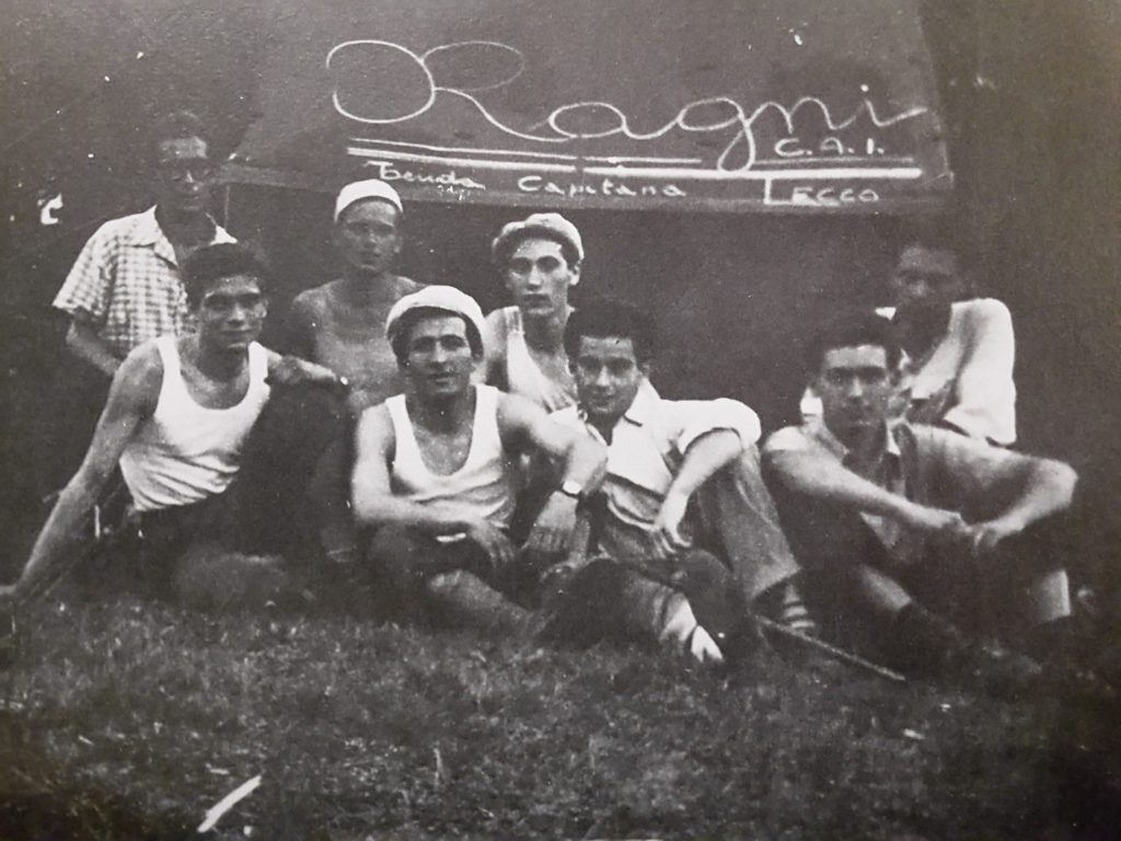 Un gruppo di giovani Ragni della Grignetta durante il campeggio del 1948 ai Piani dei Resinelli. Foto arch. Ragni di Lecco