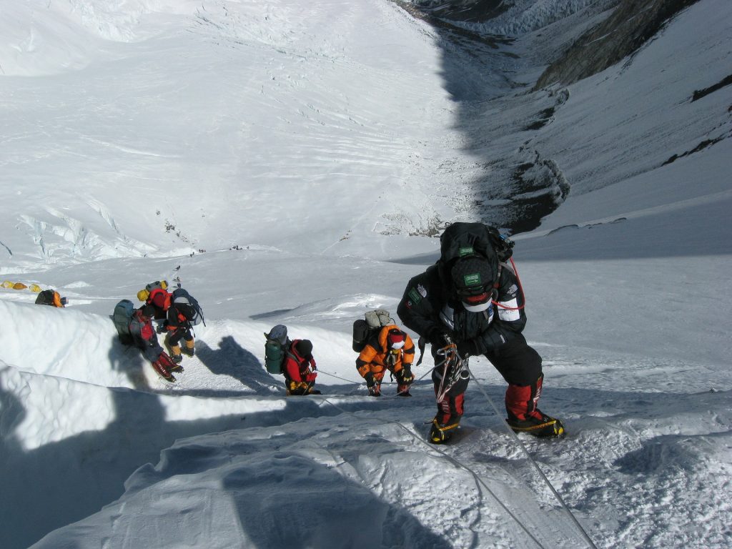 Alpinisti in salita sull