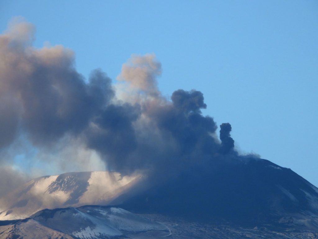 Il pennacchio di cenere emesso dal Cratere di Sud-Est, visto da sud (14.12.2020) - Foto FB INGV