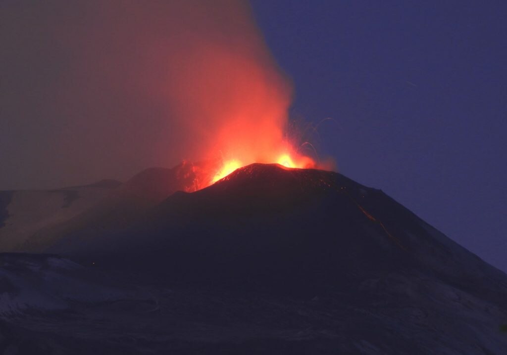 Attività stromboliana da due bocche sul Cratere di Sud-Est nella serata del 14 dicembre 2020 - Foto FB INGV
