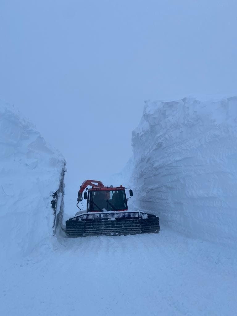 Le trincee di neve al ghiacciaio Presena - Foto FB Pontediegno - Tonale