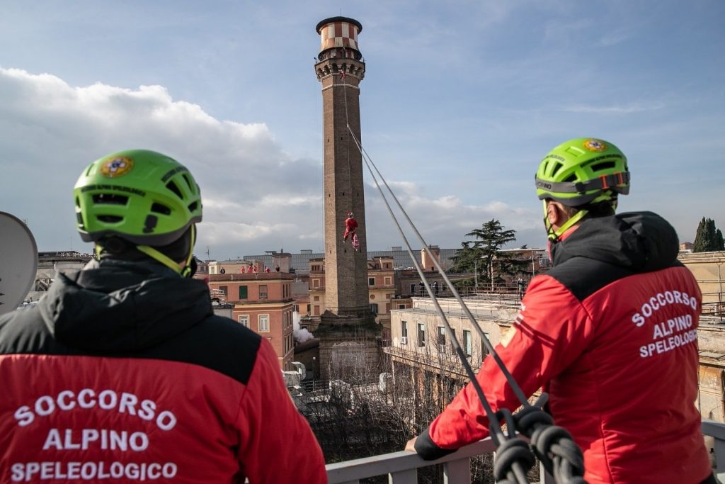 Soccorso Alpino in azione al Policlinico Umberto I di Roma - Foto FB CNSAS