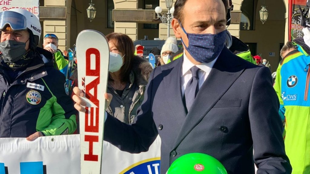 Il presidente Cirio in piazza con i manifestanti