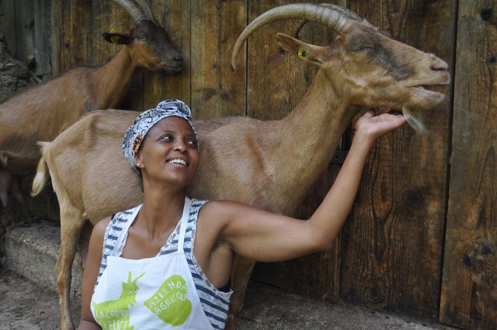 Agitu Gudeta con le capre del suo allevamento. Foto Facebook La capra Felice