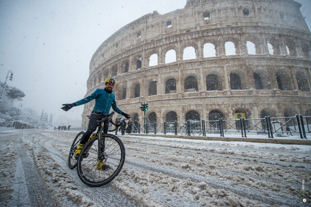 Omar Di felice davanti al Colosseo durante la straordinaria nevicata del Febbraio 2018. Foto @6Stili - Luigi Sestili