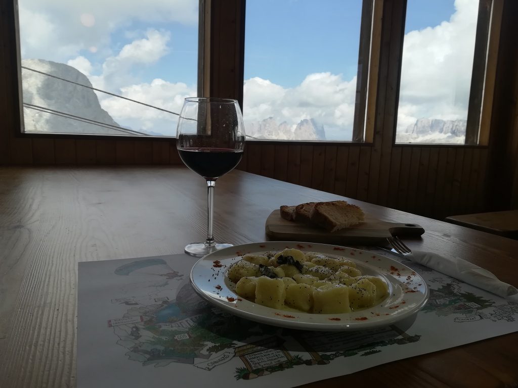 Foto FB Rifugio Pian dei Fiacconi