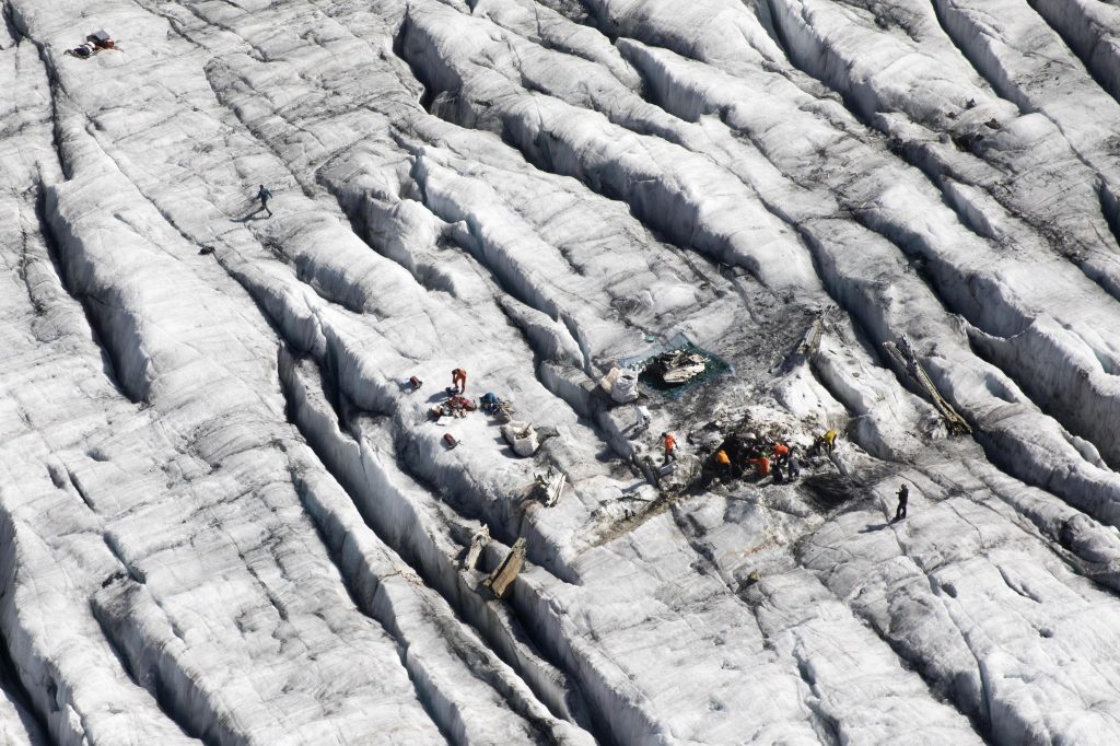 Resti del Dakota sul Gauli - Foto ANSA EPA/PETER KLAUNZER