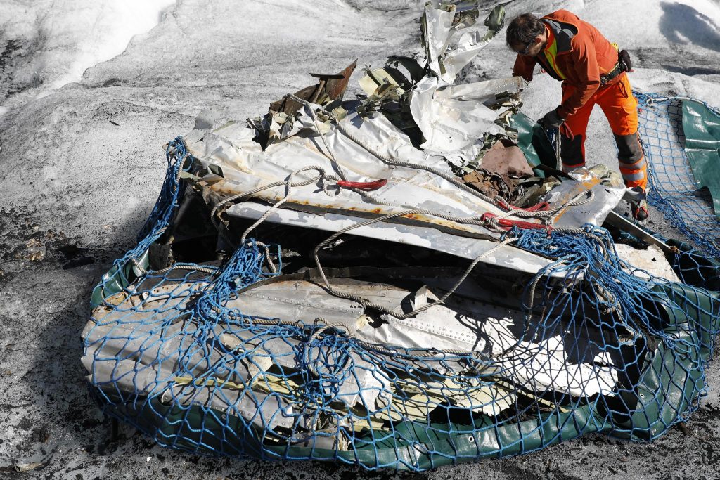 Resti del Dakota sul Gauli - Foto ANSA EPA/PETER KLAUNZER