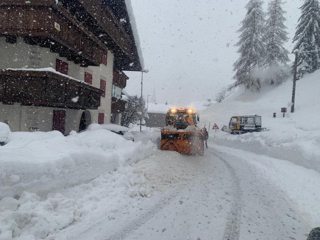 Spazzanave in azione ad Arabba - Foto ANSA