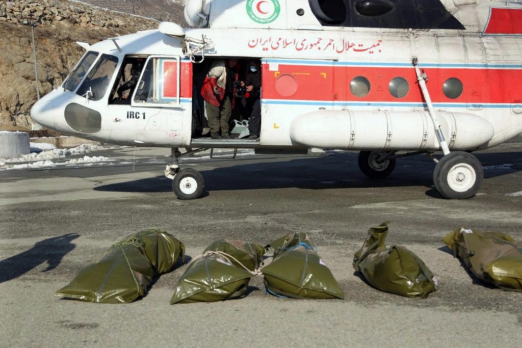 Recupero dei corpi delle vittime - Foto ANSA - EPA/IRANIAN RED CRESCENT SOCIETY 